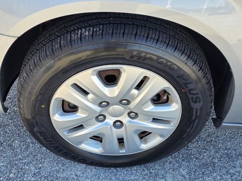 Used 2019 Dodge Grand Caravan SE w/ UConnect Hands-Free Group image 28