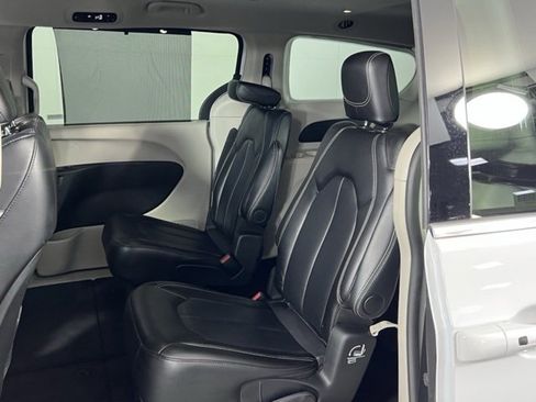 Used 2024 Chrysler Pacifica Touring-L image 31