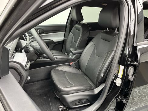 Used 2023 Jeep Compass Latitude AWD/4WD image 8