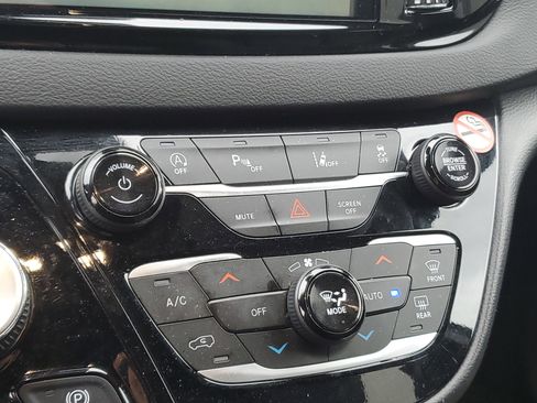 Certified 2025 Chrysler Pacifica Select image 21