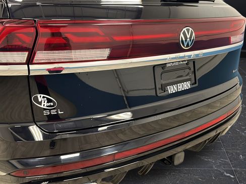 Used 2024 Volkswagen Atlas Cross Sport SEL R-Line AWD/4WD image 39