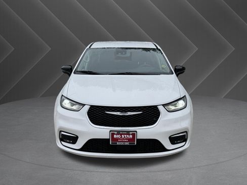 Used 2024 Chrysler Pacifica Touring-L FWD image 3