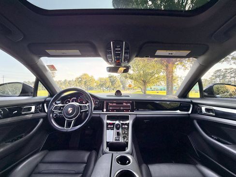 Used 2019 Porsche Panamera RWD image 2