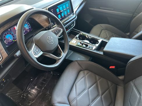 Used 2024 Volkswagen Atlas SE AWD/4WD image 11