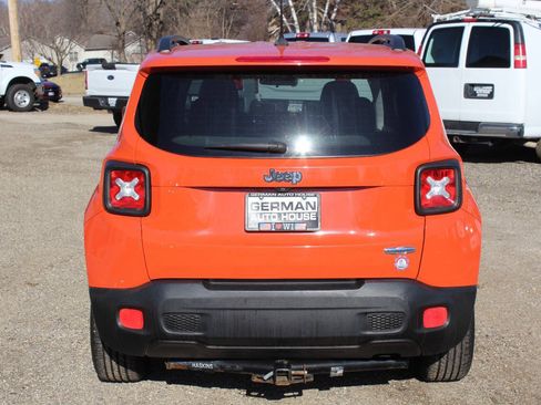 Used 2016 Jeep Renegade Latitude w/ Cold Weather Group FWD image 6
