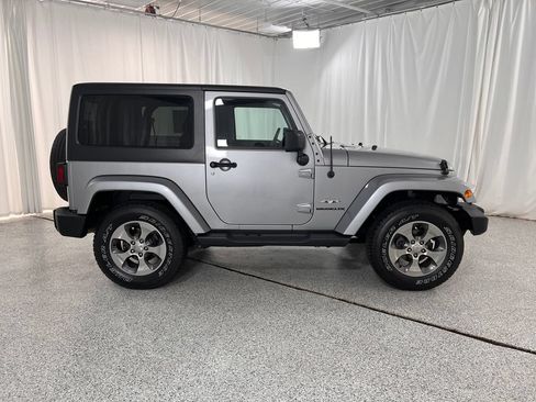 Used 2016 Jeep Wrangler Sahara AWD/4WD image 9
