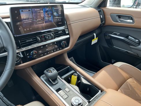 New 2026 Nissan Pathfinder Platinum AWD/4WD image 32