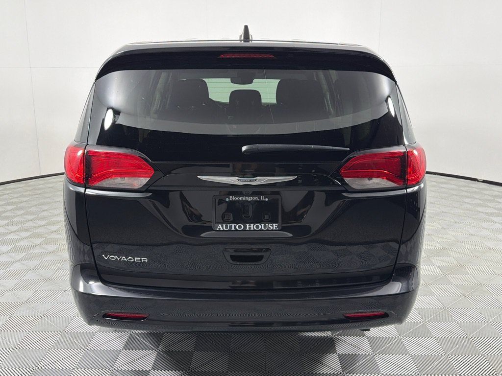 Used 2023 Chrysler Voyager LX FWD image 6