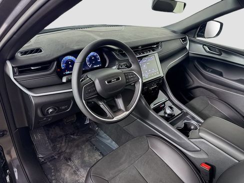 New 2025 Jeep Grand Cherokee Altitude image 23