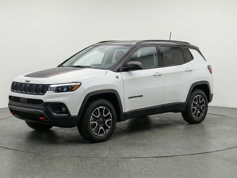 Used 2025 Jeep Compass Trailhawk image 3