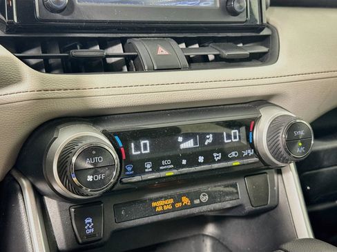 Used 2019 Toyota RAV4 XLE FWD image 16