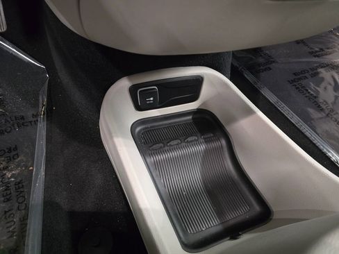 Used 2024 Chrysler Pacifica Touring-L image 25