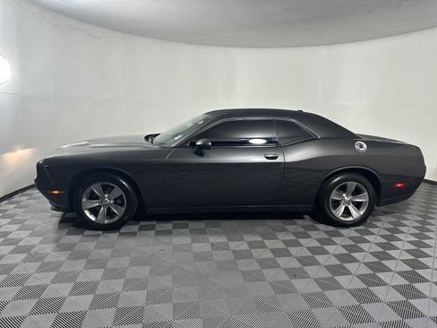 Used 2015 Dodge Challenger SXT RWD image 4