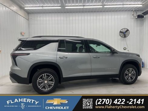Used 2025 Chevrolet Traverse LT image 2