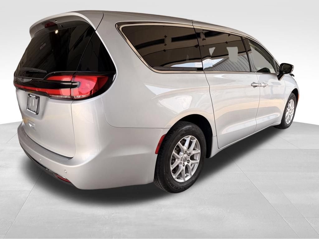 Used 2024 Chrysler Pacifica Touring-L FWD image 6
