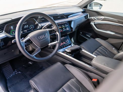 Used 2019 Audi e-tron Prestige w/ Prestige Package AWD/4WD image 4
