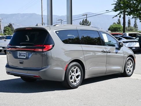 Used 2022 Chrysler Pacifica Touring-L FWD image 4