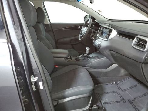Used 2019 Kia Sorento LX image 9