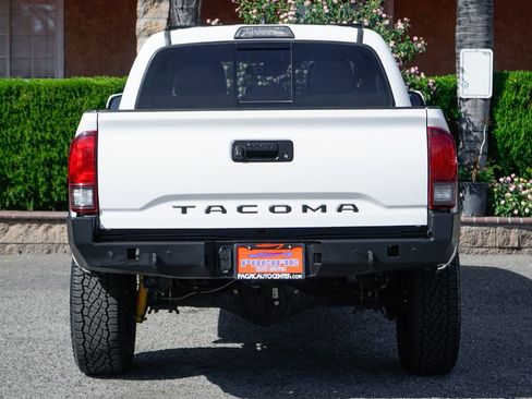 Used 2018 Toyota Tacoma TRD Off-Road w/ Technology Package image 7