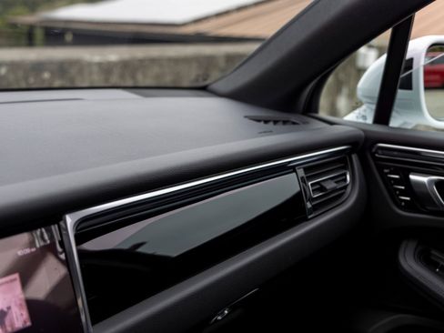 Certified 2025 Porsche Macan image 33