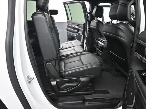Used 2024 Jeep Wagoneer L Series II w/ Flexible Seating Group AWD/4WD image 17