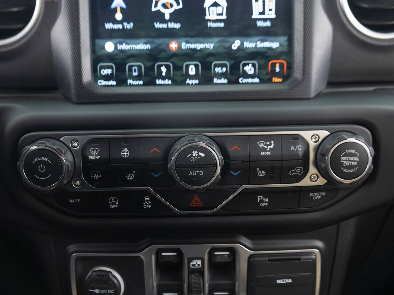 Used 2018 Jeep Wrangler Unlimited Sahara AWD/4WD image 35