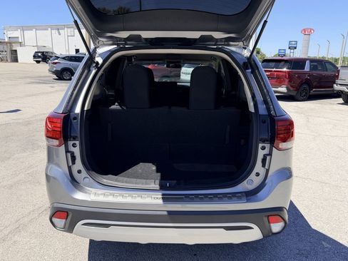 Used 2020 Mitsubishi Outlander ES image 12