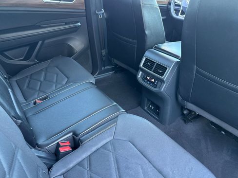 Used 2024 Volkswagen Atlas SE image 30