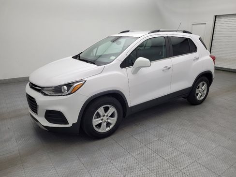 Used 2020 Chevrolet Trax LT w/ Driver Confidence Package FWD image 2