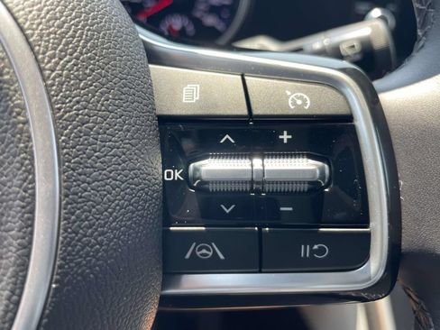 Used 2023 Kia Carnival LX FWD image 19