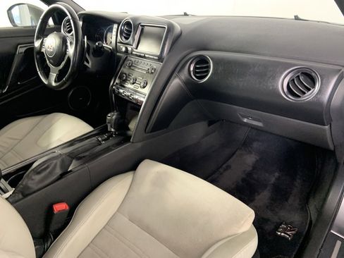 Used 2013 Nissan GT-R Premium image 10