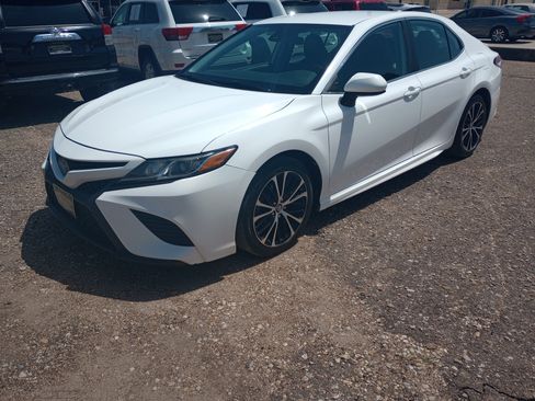 Used 2019 Toyota Camry SE FWD image 3