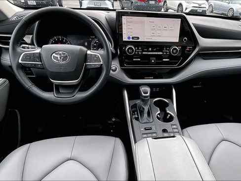 Used 2024 Toyota Highlander XLE image 15