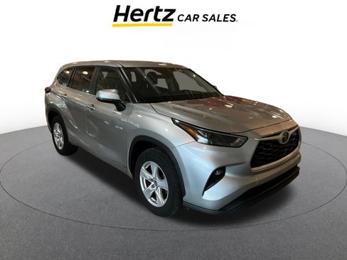 Used 2025 Toyota Highlander LE FWD image 1