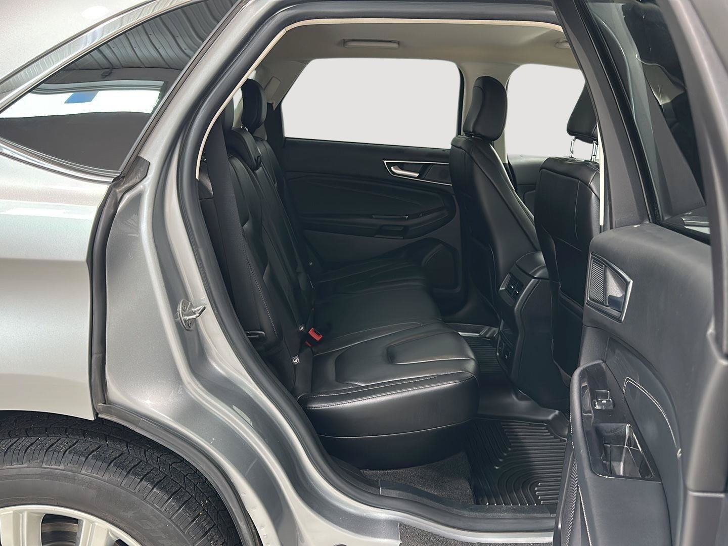 Used 2020 Ford Edge Titanium AWD/4WD image 25