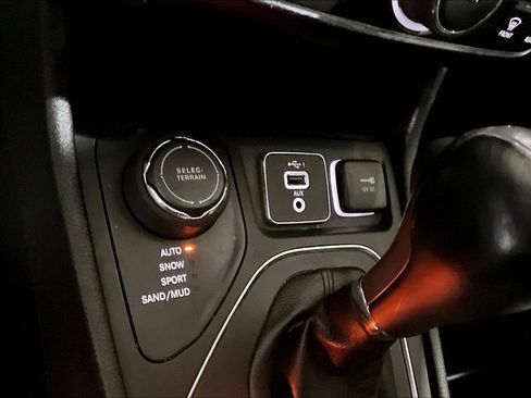 Used 2022 Jeep Cherokee Latitude AWD/4WD image 32