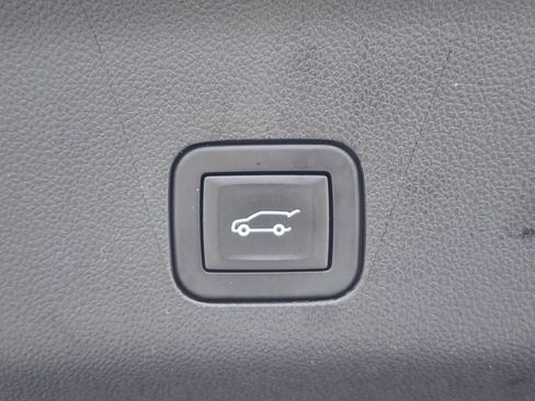 Used 2025 Chevrolet Tahoe Z71 AWD/4WD image 16