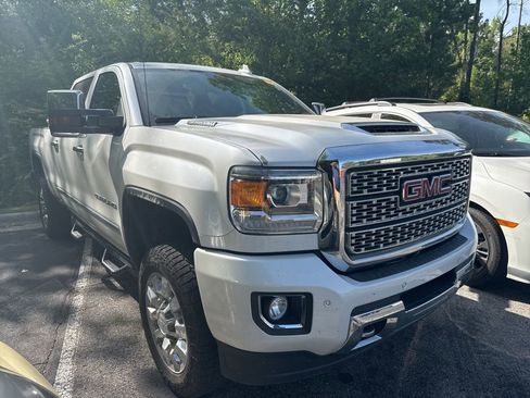 Used 2019 GMC Sierra 2500 Denali w/ Duramax Plus Package AWD/4WD image 5