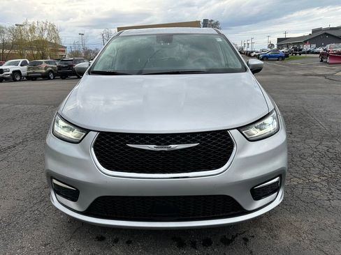 Used 2023 Chrysler Pacifica Touring-L image 11