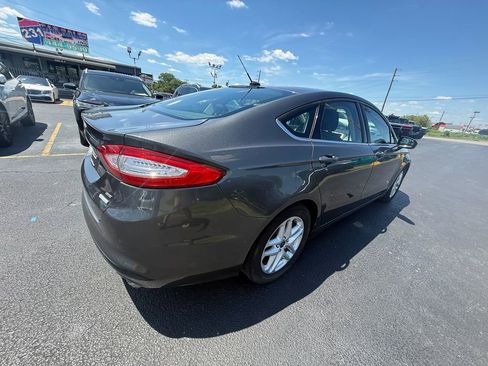 Used 2016 Ford Fusion SE FWD image 3