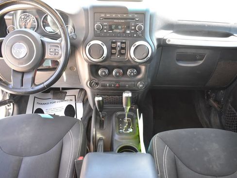 Used 2018 Jeep Wrangler Unlimited Sahara w/ Connectivity Group AWD/4WD image 19