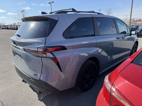 Used 2025 Toyota Sienna XLE Woodland Edition image 7