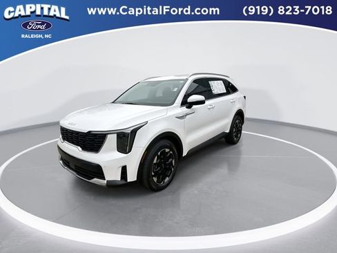 Used 2024 Kia Sorento S image 4