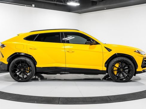 Used 2022 Lamborghini Urus AWD/4WD image 2
