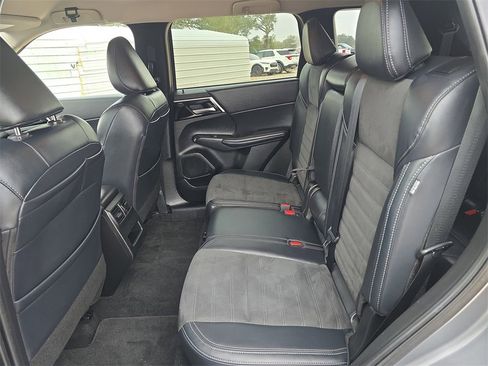 Used 2024 Mitsubishi Outlander SE image 15