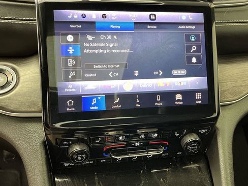 Used 2023 Jeep Grand Cherokee Overland AWD/4WD image 20