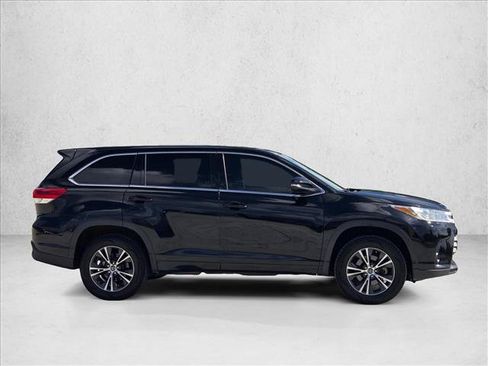 Used 2017 Toyota Highlander LE FWD image 4