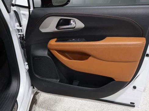 Certified 2025 Chrysler Pacifica Pinnacle image 28