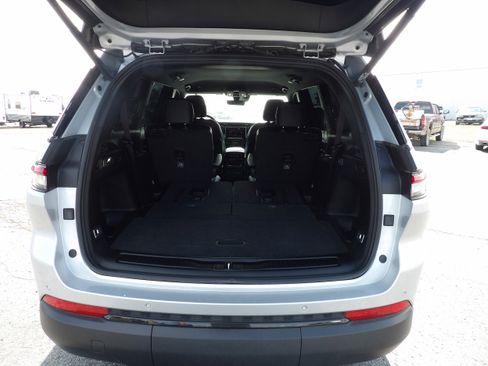 Used 2025 Jeep Grand Cherokee L Laredo image 9
