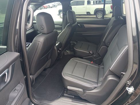 Used 2025 Buick Enclave Preferred AWD/4WD image 14